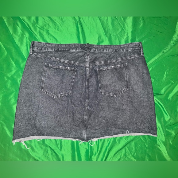 Old Navy Distressed Gray Denim Skirt Plus Size 26 - Picture 2 of 8
